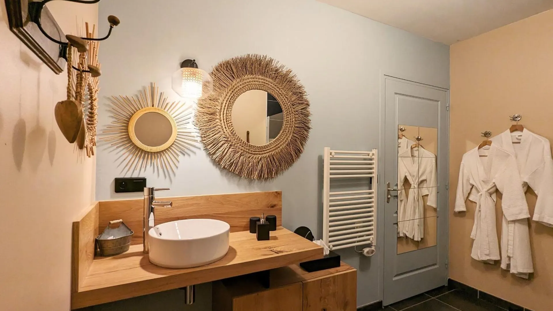 Chambre Confortable Avec Wi-Fi, Parking Et Espace Bien-Etre Inclus - Fr-1-582-485 Saint-Privat-d'Allier Bed & Breakfast